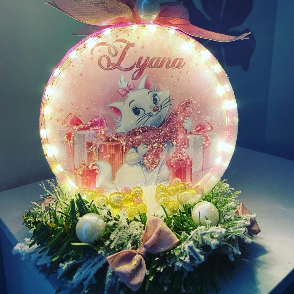 Boule de Noël plexi personnalisée Led Marie Aristochat