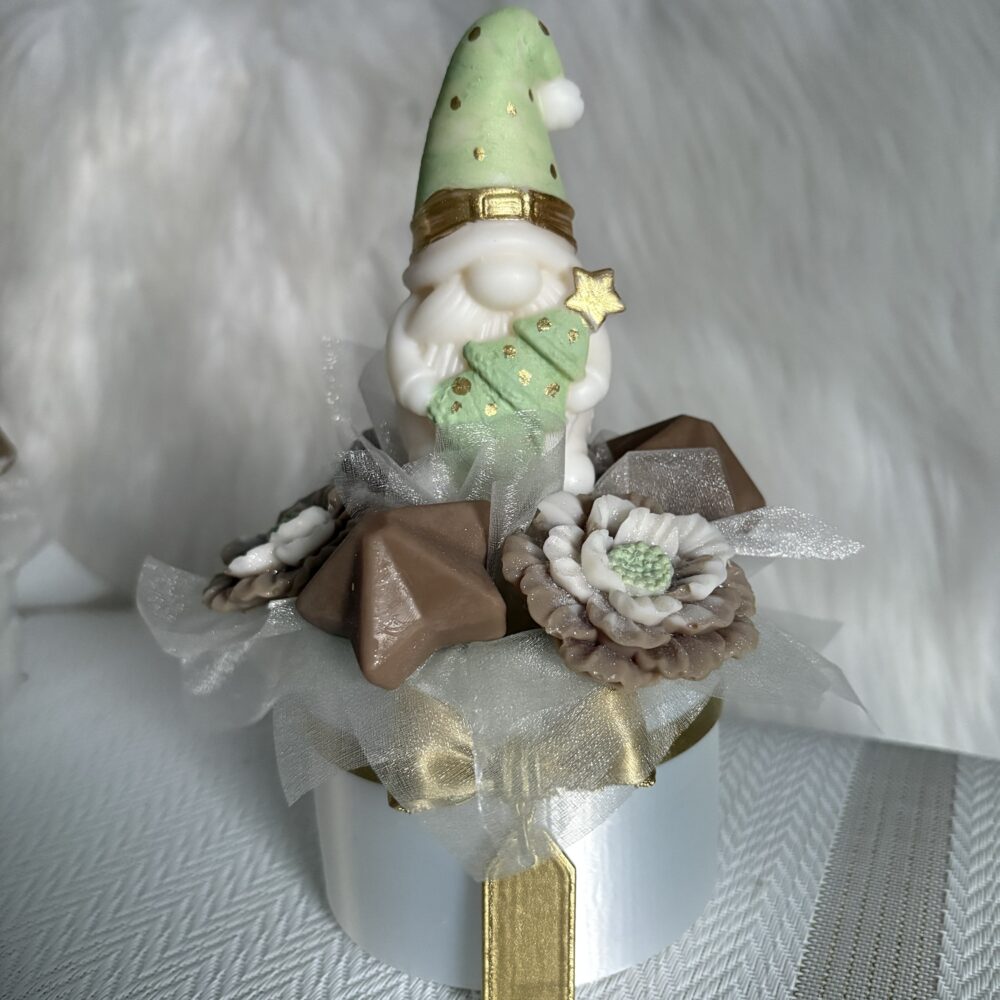 Composition florale fondants parfumés ruban personnalisé gnomes vert et marron