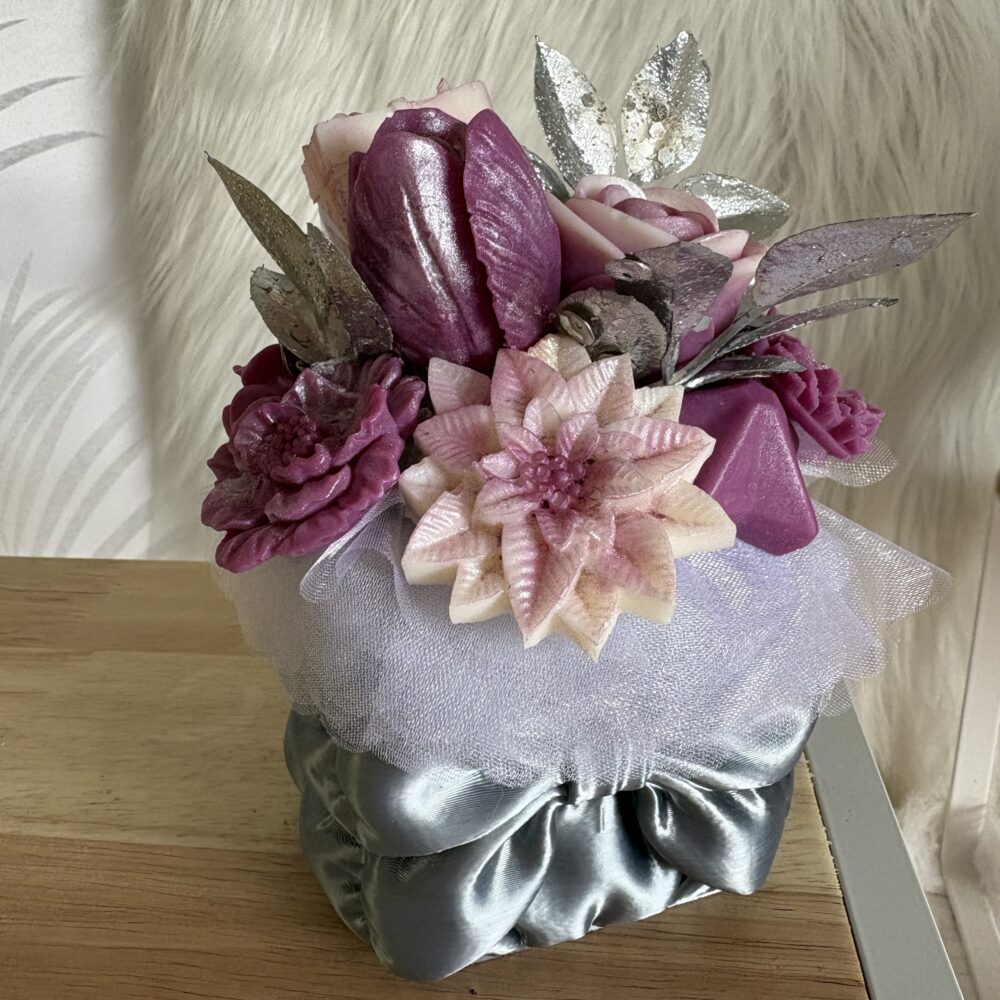 Composition florale fondants parfumés ruban personnalisé argent fushia