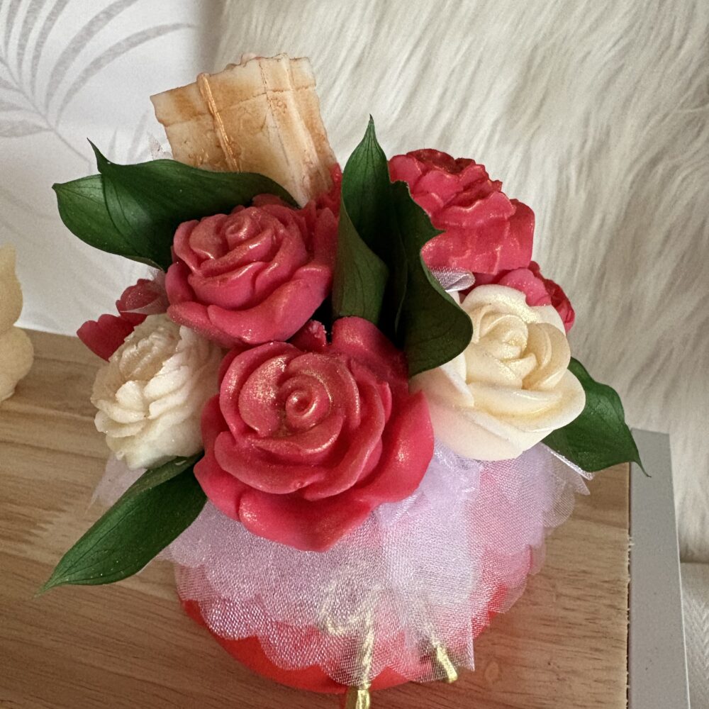Composition florale fondants parfumés ruban personnalisé cadeau