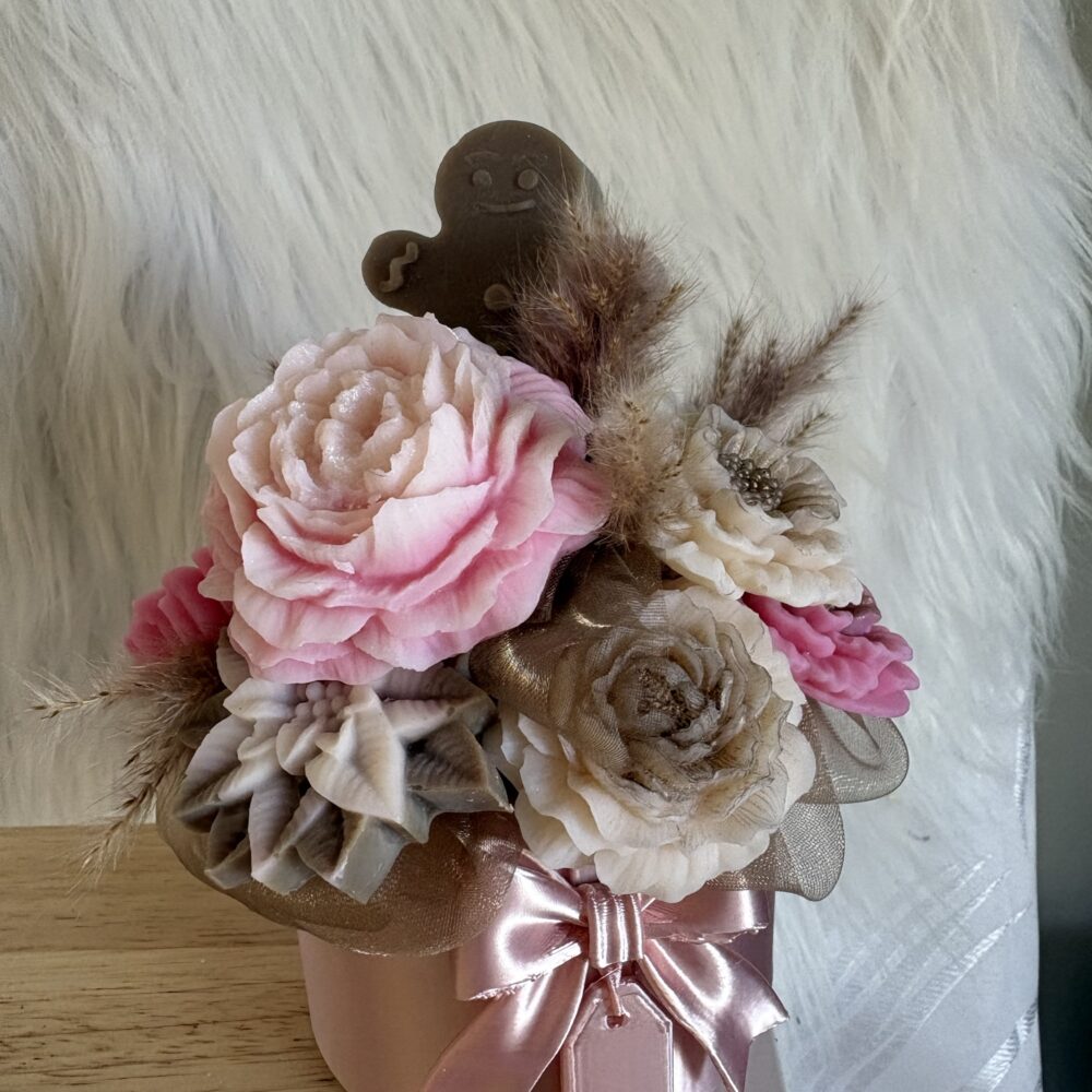 Composition florale fondants parfumés ruban personnalisé bonhomme pain d’épices rose
