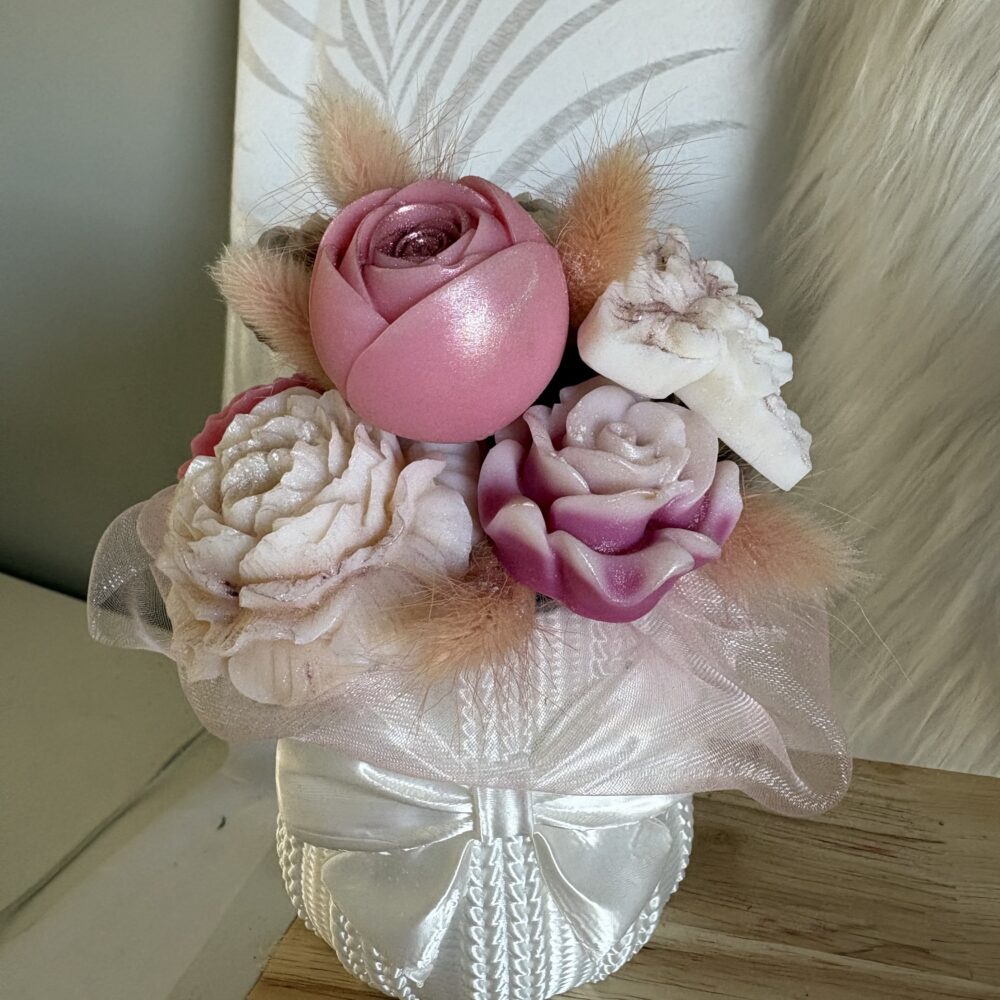 Composition florale fondants parfumés ruban personnalisé rose et blanc