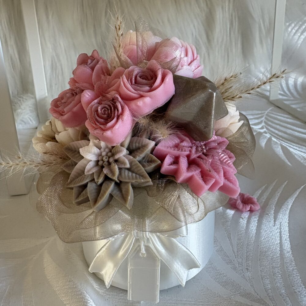 Composition florale fondants parfumés ruban personnalisé rose blanc et marron
