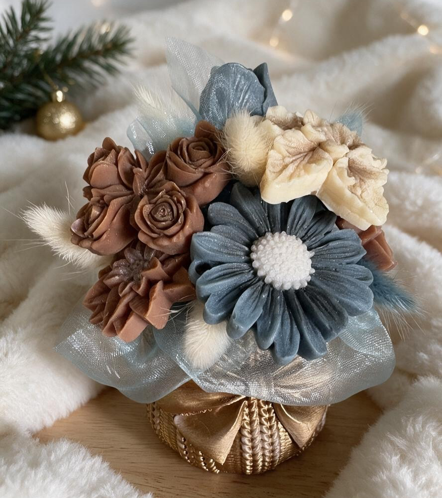 Composition florale fondants parfumés ruban personnalisé marron et bleu