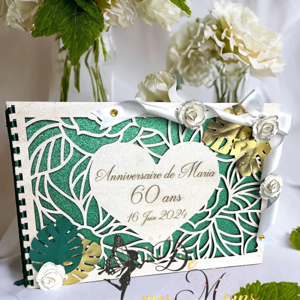 Livre d'or en bois gravé