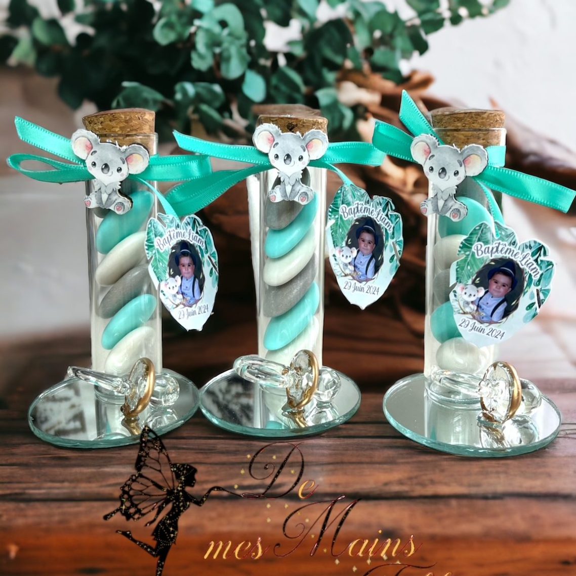 Trois tubes en verre contenant des bonbons, décorés de rubans et d'étiquettes personnalisées.