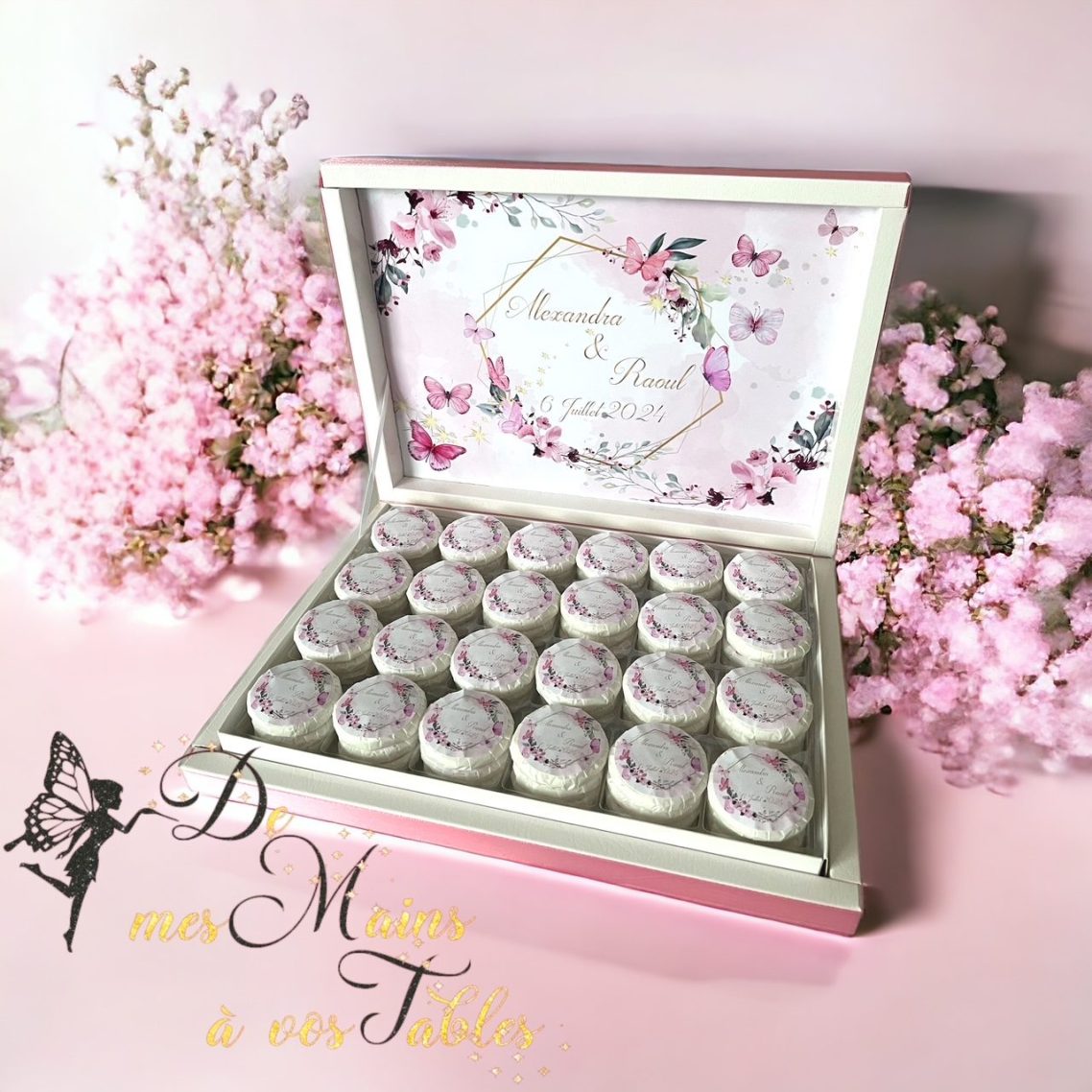 Trois sucettes en forme de cœur avec des images d'enfants et des rubans roses.